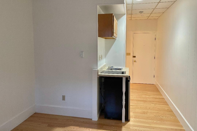 STUDIO - NO BROKER FEE! RENOVATED BACK BAY STUDIO AT 272 NEWBURY STREET AVAILABLE SEPTEMBER 1, 2025