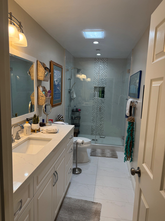 Upstairs shared bathroom with 1 other Grad Student - Room in resort style house near hiking trail
