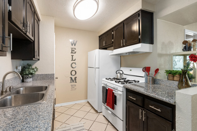 Kitchen - Apartment 10 min walk away from campus!