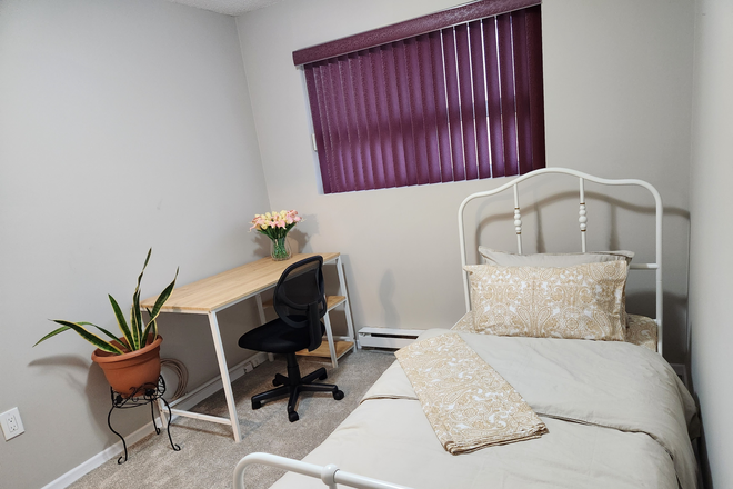 Private Bedroom (Double bed) - Private room in Muir Drive, Scarborough! Furnished+Utils!