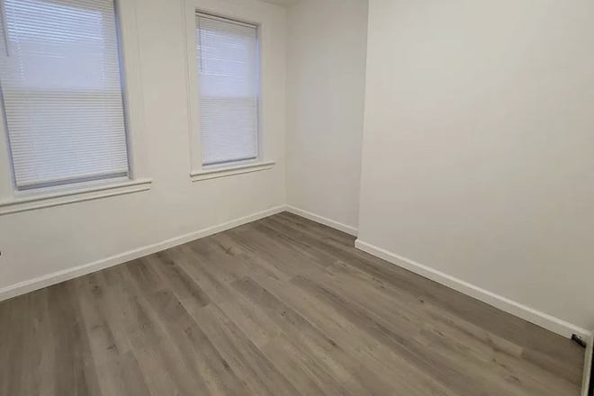 Medium Room - Bright, airy rooms filled with beautiful natural sunlight Townhome