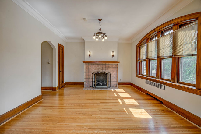 Living room - Ludlow Manor Apartments