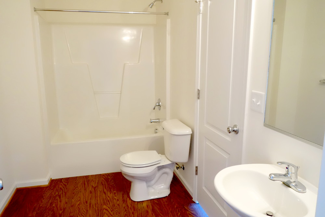 Downstair Master Bathroom - Great Townhome, On ODU Campus