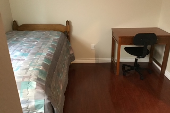 Single bed with desk - Single room for rent
