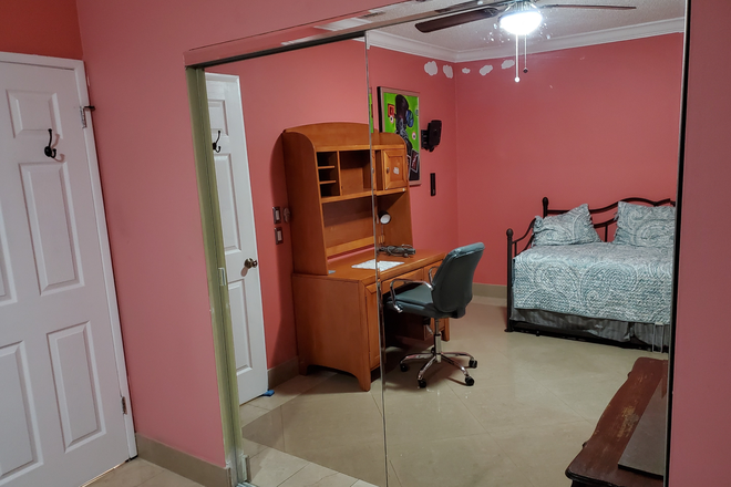 Bedroom - Fontainebleau area,  room for rent .Walking distance to  Eng. Campus and 5 minute ride to FIU .