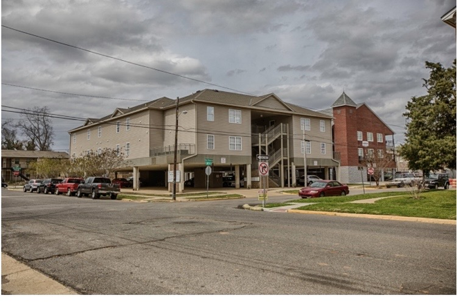 Walden Chase Apartment with covered parking - Walden Chase Apartment. In the heart of campus one bedroom one bath