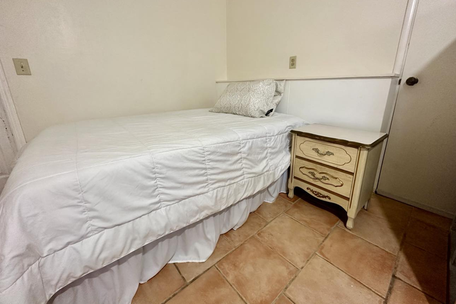 bed - Large Private In-Law Apartments Unit & Private Bathroom, Separate Entrance! ALL UTILITIES INCLUDED!