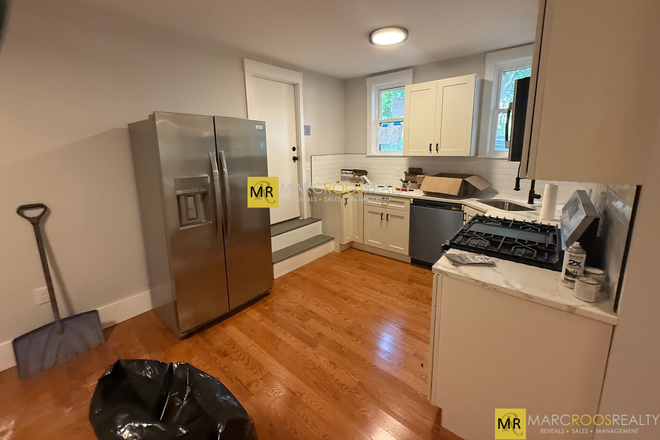 Call NOW for showings! 617-236-8600 - MARGINAL STREET - CHARMING EAST BOSTON 2.5 BED W/ LAUNDRY IN THE UNIT! *AVAIL NOW!* Apartments