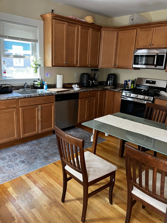 Kitchen - 89 Winthrop St #1, Close to Campus