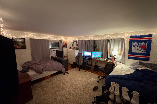 bedroom - House close to campus and 15 minutes from downtown Boston