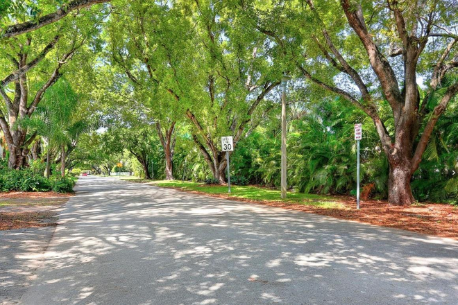 Beautiful Tree-lined Mariposa Avenue - HUGE 2 Bedroom/2 Bath 2nd floor Corner/End Unit....WALK TO UM (4 minutes) ...WALK TO EVERYTHING!