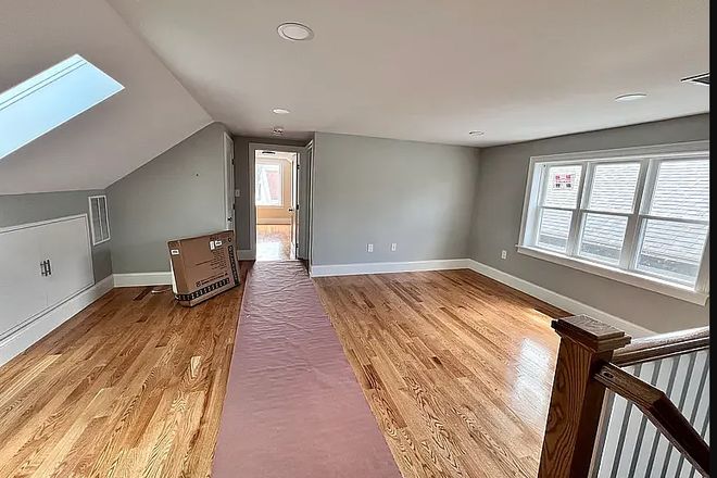 Call NOW for showings! 617-236-8600 - HILLSDALE RD - XL TOP FLR DUPLEX 3BR/1BA CLOSE TO TUFTS FOR *6/1/2027* W/ PRKNG, LNDRY IN BLDNG Apartments