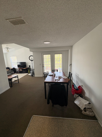 dining table/area - 2x2 Deluxe UMD Courtyards Apartment