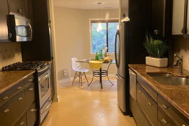 Kitchen - Gorgeous 3 bedroom townhome on Bolin Creek Trail, only 1.6 miles to UNC Chapel Hill