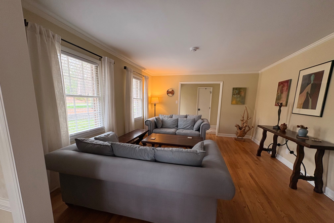 Front living room - Bird Nest Retreat House