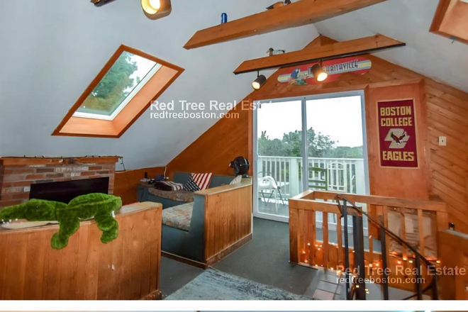 Upstairs area - 15 Radnor Rd, Close to Campus, Fall Sublet Duplex