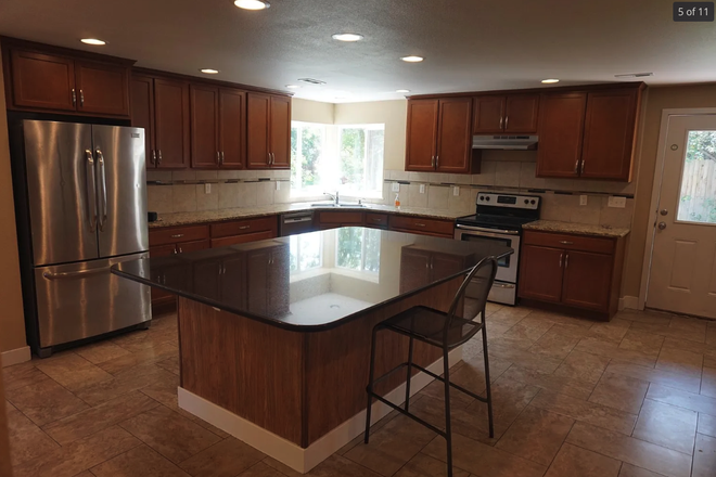 Kitchen - 773 19th Street, House close to campus