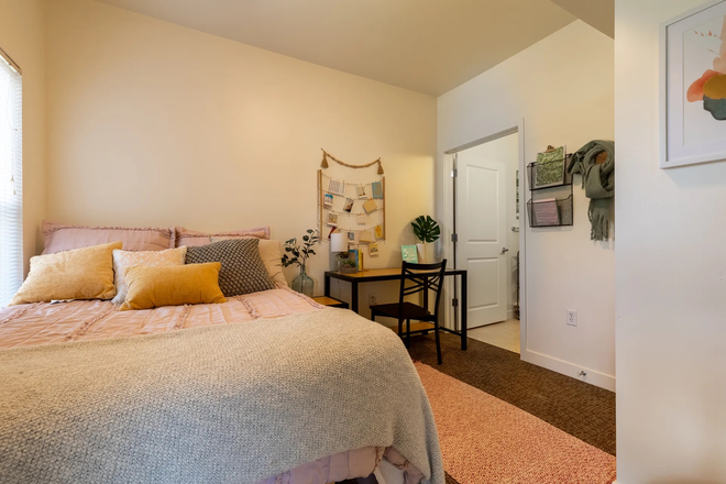 Bedroom - University House Apartment