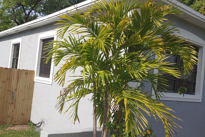 side - GREAT LOCATION - 3 BEDROOMS / 1.5 BATHROOM PRIVATE HOME WITH YARD