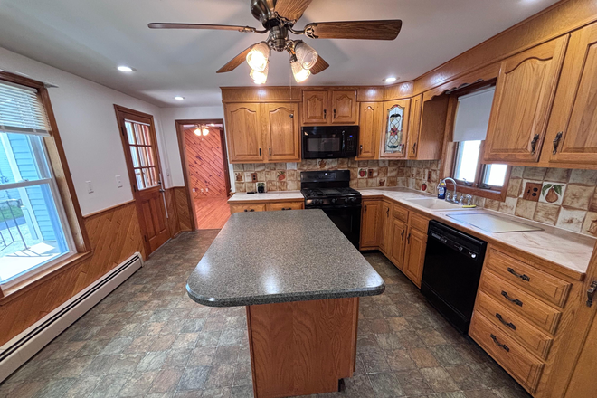Kitchen - Spacious Apartment between University and Mammoth, close to North Campus