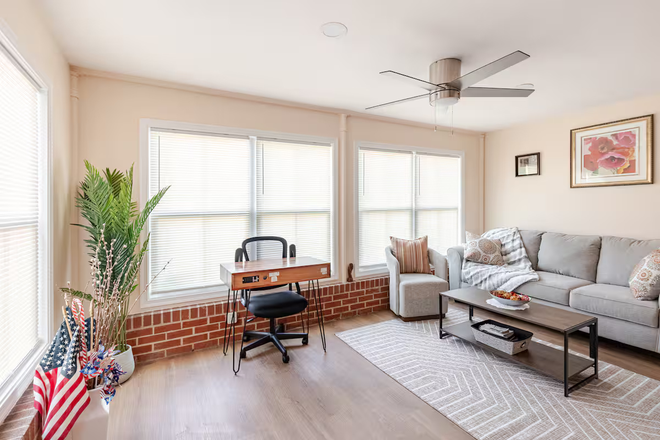 Sunroom - Cozy One-Bedroom – Perfect Location! House