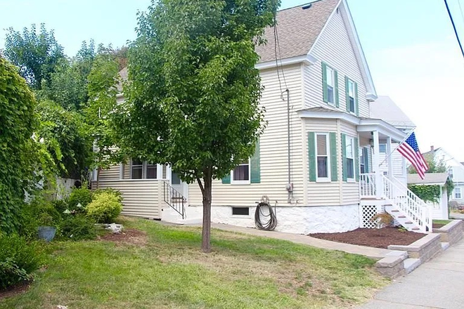 Outside side yard - 220 White Street - 5 Min Walk to Campus House