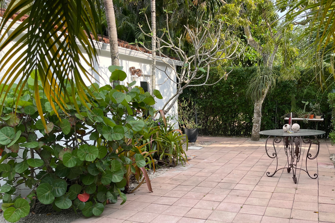 Private side entrance - Charming Studio nestled in Little Gables Apartments