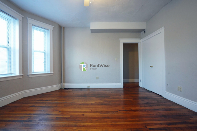1 - AVAIL NOW-Awesome Allston 1 bed! Tons of space! Cat ok, No Broker Fee Apartments