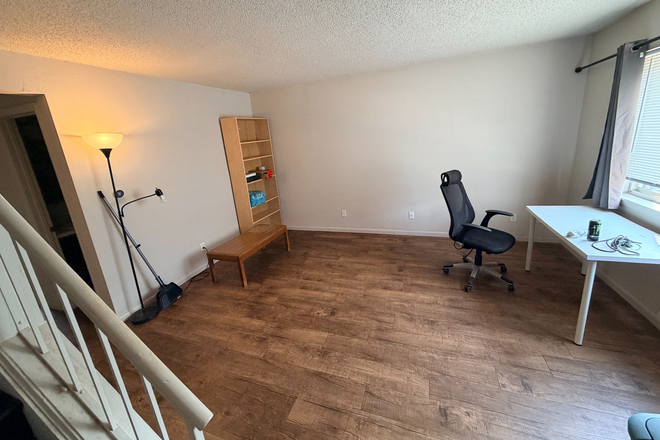 Living Room - 1 Bed 1.5 Baths Townhouse University Crossing