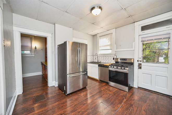 Interior- Kitchen - 2334 Stratford Ave