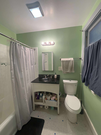 Bathroom - 3 bedroom apt 15 min walk from campus