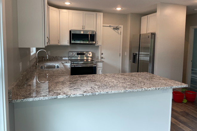 kitchen - Completely remodeled duplex - 5 bedroom and 4 bedroom unit avail. Close to campus Duplex