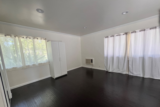 Living room - JADU with pool  separate entrance all utilities included House
