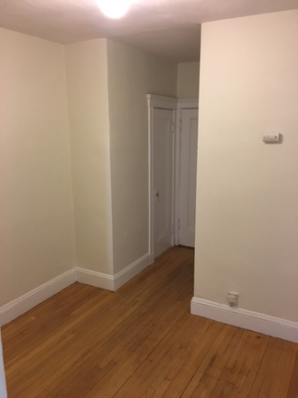 Hub Realty - Don't wait, just in, large studio with deck, Washington Square Apartments