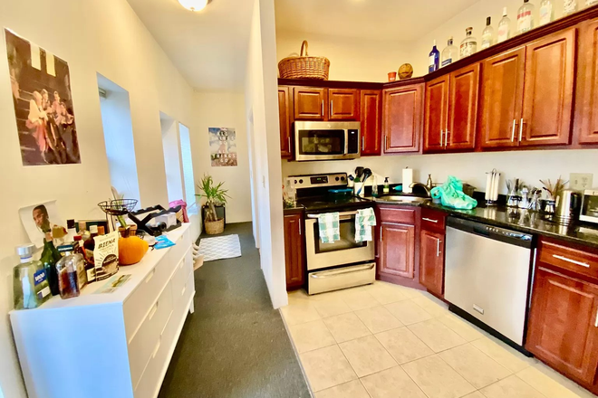 Kitchen - 4 Bedroom Apartment near campus