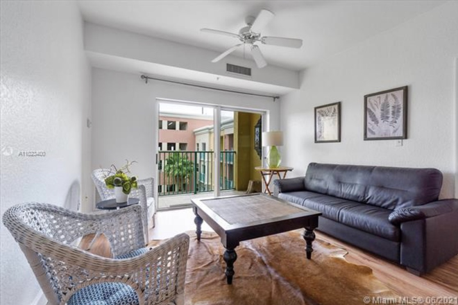 living room - FURNISHED 3 BEDROOMS, renovated, close to campus Condo