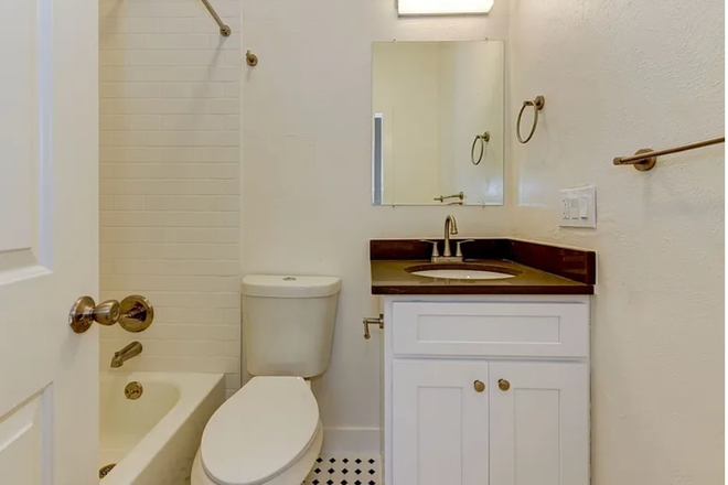 Bathroom - 2 bd/2 bath apt, 1 block off Pearl, walkable to campus, available now thru July