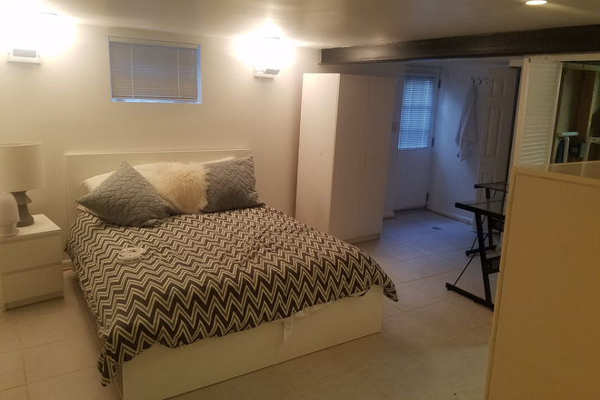 queen bed, desk, drawers, bathroom - You are invited to share Pat's house