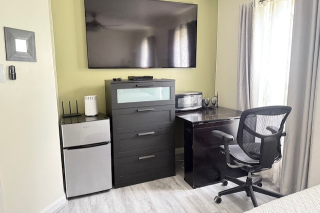 Bedroom Desk Chair, Smart TV, mini refrigerator - Private Room w/ Private Bath – Fully Furnished – Near UMD & Metro (College Park) House