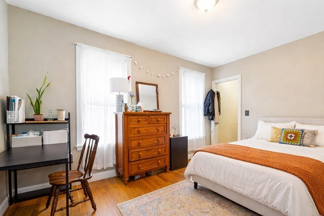Room 2 Furnished Example - 2 Rooms Available in 3Bed/2Bath Bright Remodeled Condo - AC + W/D In Unit