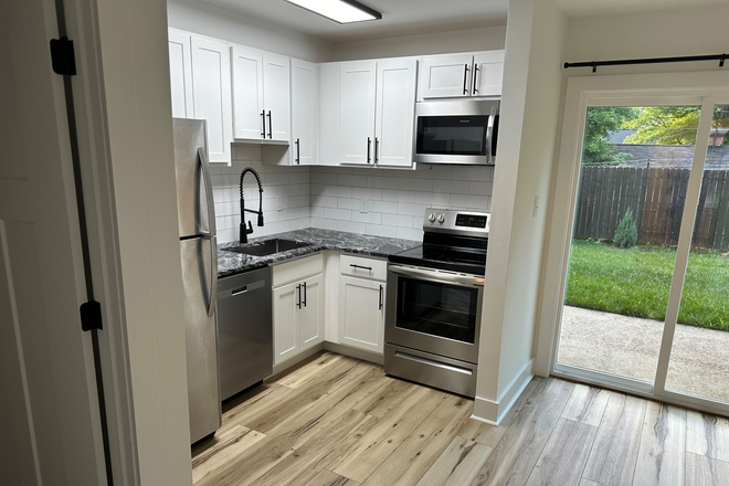 Kitchen - Apartment close to campus