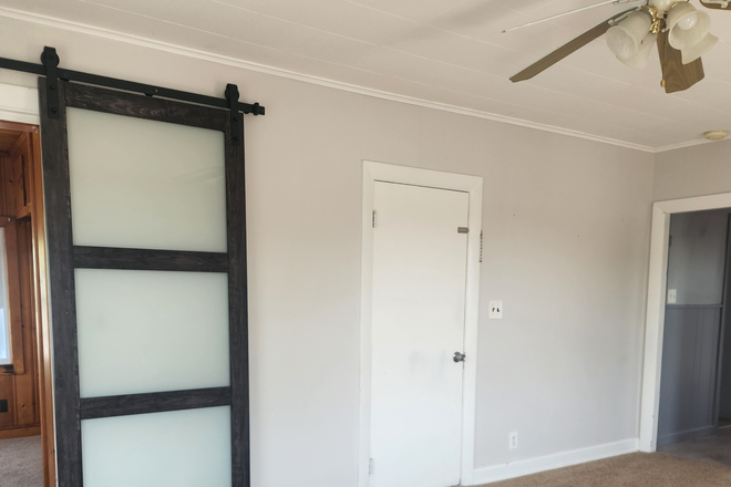 LARGE LR - Large 4BR/1Bath Walking Distance to North Campus w Parking In Unit Laundry Triplex