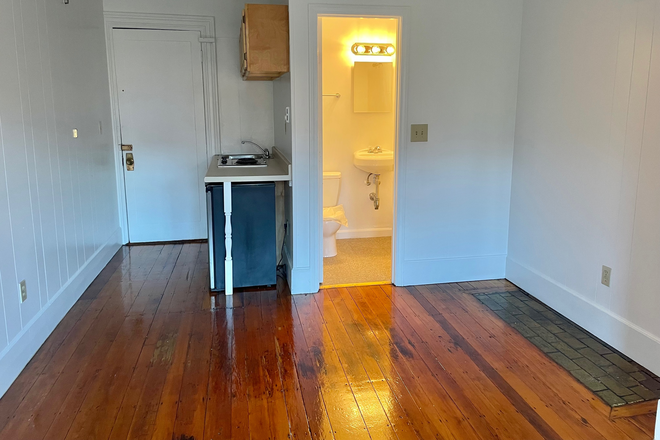 STUDIO - NO BROKER FEE AND FREE RENT AT 272 NEWBURY ST. IN THE BACK BAY - AVAILABLE NOW! Apartments