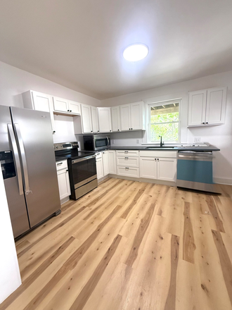 Kitchen - Newly Renovated 6 bed 3 bath house