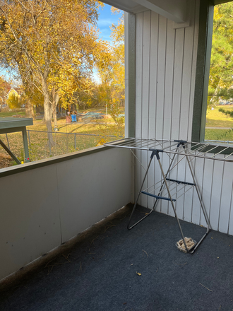 Balcony overlooking park - 1945 Canyon Boulevard, Close to park and campus