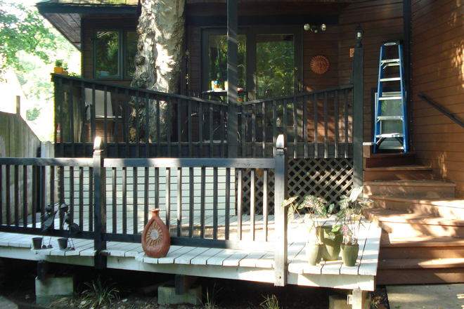 Shared outdoor space -- deck with landscaped courtyard - Clean, bright, studio apt close to UMD and shopping with deck, yard, and laundry!