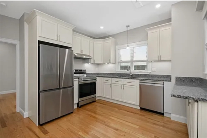 . - NEWLY RENOVATED, IN UNIT LAUNDRY - 2 Bed/1 Bath - Avail 9/1!!!