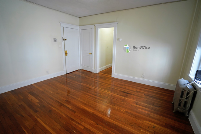 1 - NO BROKER FEE!-Close to Fenway Park-Ideal STUDIO/1BR/1BR SPLIT-undergrad OK!-H/HW inc. Apartments