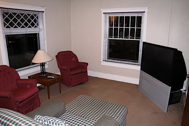 Living room - 3 Bedroom House Near the Big House