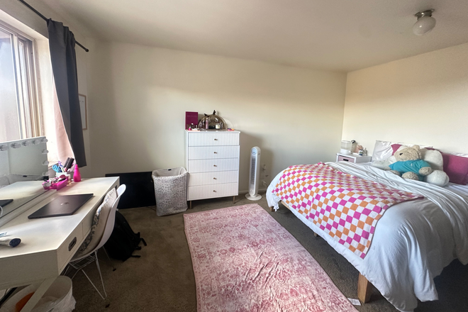 Bedroom - SPRING 2026 SUBLEASE AT THE CAMPUS TOWNHOUSES (RENT NEGOTIABLE)